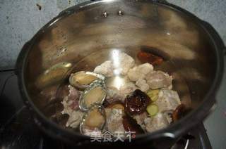 香菇排骨鲍鱼汤的做法步骤:4