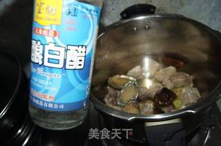 香菇排骨鲍鱼汤的做法步骤:5