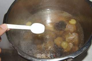 香菇排骨鲍鱼汤的做法步骤:6