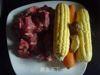 秋季不可错过的靓汤【玉米红萝卜煲猪骨】的做法步骤：1