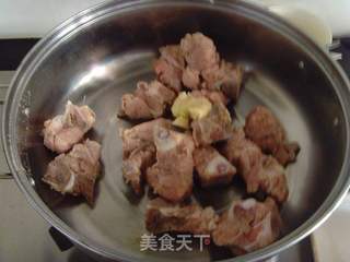 秋季不可错过的靓汤【玉米红萝卜煲猪骨】的做法步骤：3