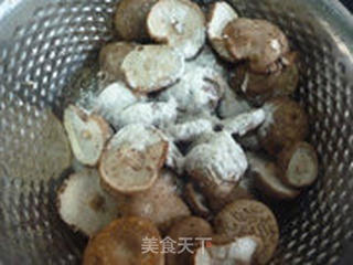 蒜煎小香菇的做法步骤:2
