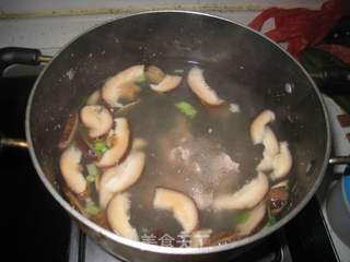 肉片野菌羹的做法步骤：5