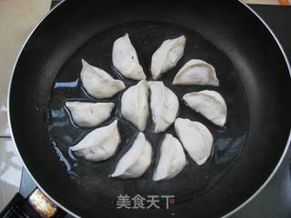 冻水饺也能煎出漂亮的冰花------冰花煎饺的做法步骤：3