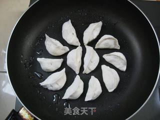 冻水饺也能煎出漂亮的冰花------冰花煎饺的做法步骤：2