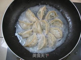 冻水饺也能煎出漂亮的冰花------冰花煎饺的做法步骤：7