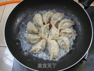 冻水饺也能煎出漂亮的冰花------冰花煎饺的做法步骤：8