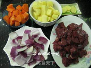 匈牙利土豆炖牛肉的做法步骤:2