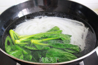 香菇菜心排骨汤粉的做法步骤:2