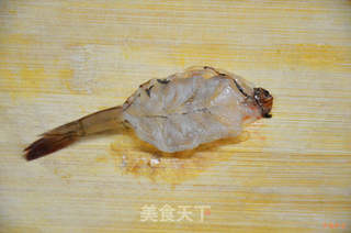 基围虾华丽转身之芝麻凤尾虾排的做法步骤:2