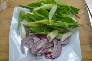 饭遭殃之【蒜苗炒腊肉】的做法步骤：3