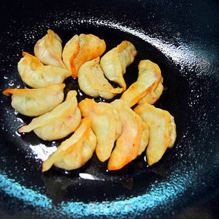 白菜馅锅贴饺子的做法步骤:13