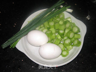 菜心粒鸡蛋炒饭的做法步骤:2