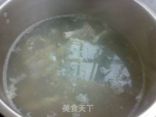粉肠芡实杞子汤的做法步骤:4