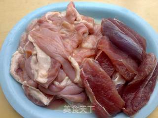 粉肠芡实杞子汤的做法步骤:2