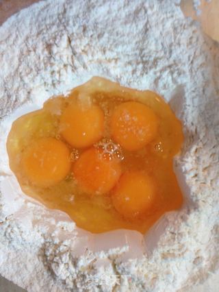 手擀意式黑珍珠面(一)黑珍珠城堡里的玫瑰花圃【传统的意式面】新鲜尝的做法步骤:6