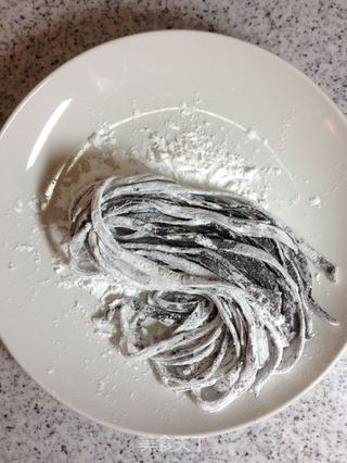 手擀意式黑珍珠面(一)黑珍珠城堡里的玫瑰花圃【传统的意式面】新鲜尝的做法步骤:37
