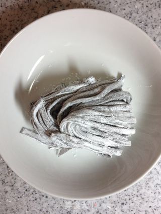 手擀意式黑珍珠面(一)黑珍珠城堡里的玫瑰花圃【传统的意式面】新鲜尝的做法步骤:38