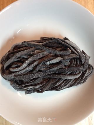 奶油白醬義式黑珍珠麵--冬天裡的白雪飄香【傳統的義式麵】新鮮嚐的做法步骤:2
