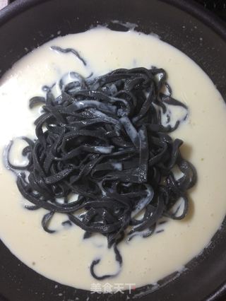 奶油白醬義式黑珍珠麵--冬天裡的白雪飄香【傳統的義式麵】新鮮嚐的做法步骤:18