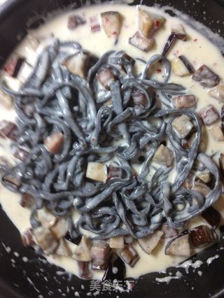 奶油白醬義式黑珍珠麵--冬天裡的白雪飄香【傳統的義式麵】新鮮嚐的做法步骤:20
