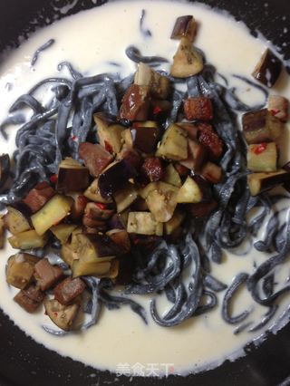 奶油白醬義式黑珍珠麵--冬天裡的白雪飄香【傳統的義式麵】新鮮嚐的做法步骤:19