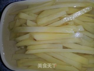 自制薯条(味道不输KFC哦~~~)的做法步骤:2