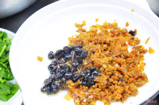 丢弃的美味之豆豉鲮鱼炒豆渣的做法步骤:3