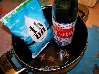 心蓝手制私房菜【流油金黄咸鸭蛋】——个个流油,垂涎欲滴,金黄之傲的做法步骤:2