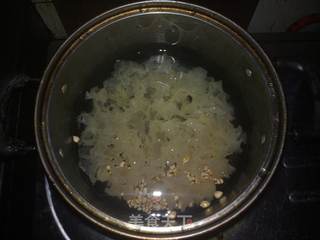 沙参玉竹银耳薏米汤的做法步骤：2