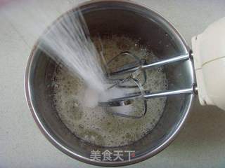 【豆浆机创意食谱】:营养低脂---豆浆黑芝麻戚风蛋糕的做法步骤:10