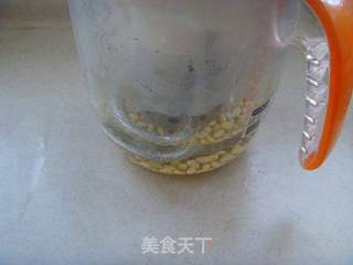 【豆浆机创意食谱】:营养低脂---豆浆黑芝麻戚风蛋糕的做法步骤:2