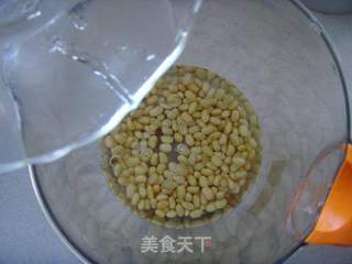 【豆浆机创意食谱】：营养低脂---豆浆黑芝麻戚风蛋糕的做法步骤：1