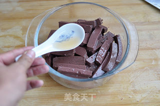 韭菜炒鸭血的做法步骤:2