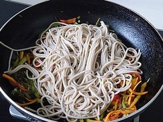 西北菜-----酸菜炒莜面的做法步骤:10