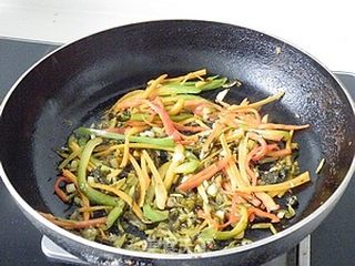 西北菜-----酸菜炒莜面的做法步骤:9