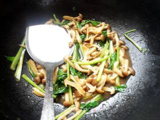 蚝油蟹味菇炒青菜的做法步骤:6