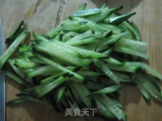凉拌素鸡黄瓜丝的做法步骤：1