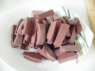 价值2元的快手开胃营养菜-----韭菜炒猪血的做法步骤:2