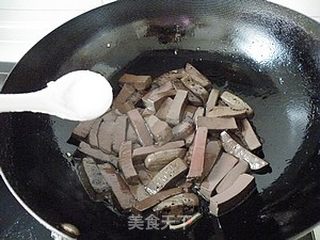 价值2元的快手开胃营养菜-----韭菜炒猪血的做法步骤:6