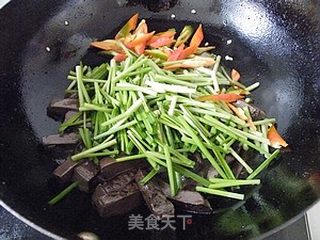 价值2元的快手开胃营养菜-----韭菜炒猪血的做法步骤:7
