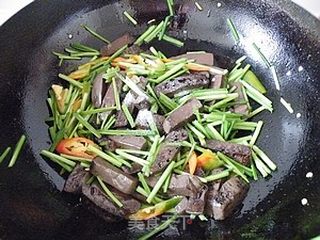 价值2元的快手开胃营养菜-----韭菜炒猪血的做法步骤:8