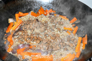 新疆传统美食——碎肉抓饭的做法步骤:10