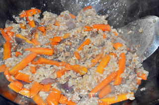 新疆传统美食——碎肉抓饭的做法步骤:11