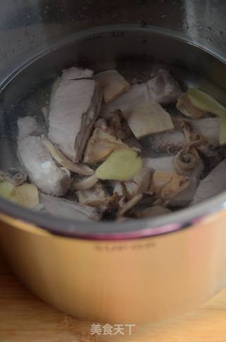 墨鱼排骨汤的做法步骤:5