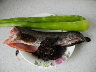 生菜杆黑木耳黑鱼汤的做法步骤：1