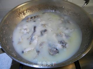 生菜杆黑木耳黑鱼汤的做法步骤：5