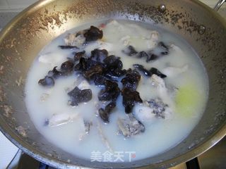 生菜杆黑木耳黑鱼汤的做法步骤：6