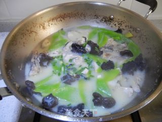 生菜杆黑木耳黑鱼汤的做法步骤：8