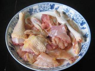 芋头母鸡砂锅煲的做法步骤:2